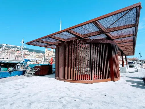 Ombrière môle des pêcheurs vieux port BASTIA, beau et durable pour de nombreuses années, Traitement Tricouche Premium avec métallisation pour environnements agressifs