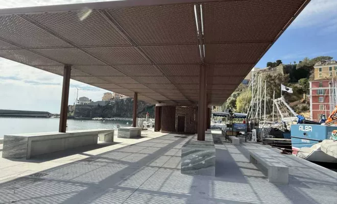 Ombrière môle des pêcheurs vieux port BASTIA, beau et durable pour de nombreuses années, Traitement Tricouche Premium avec métallisation pour environnements agressifs