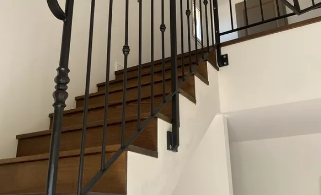 rampes intérieurs en barreaudage vertical avec boules décoratives