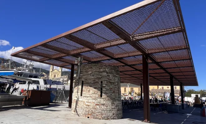 Ombrière vieux port BASTIA, beau et durable pour de nombreuses années, Traitement Tricouche Premium avec métallisation pour environnements agressifs