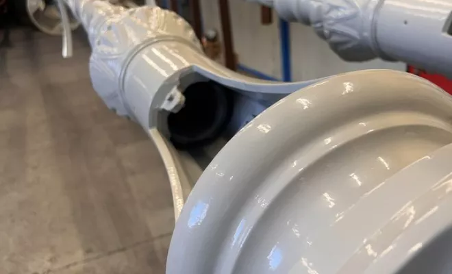 Primaire "effet barrière anti oxygène" sur candélabre fonte, avant application finition